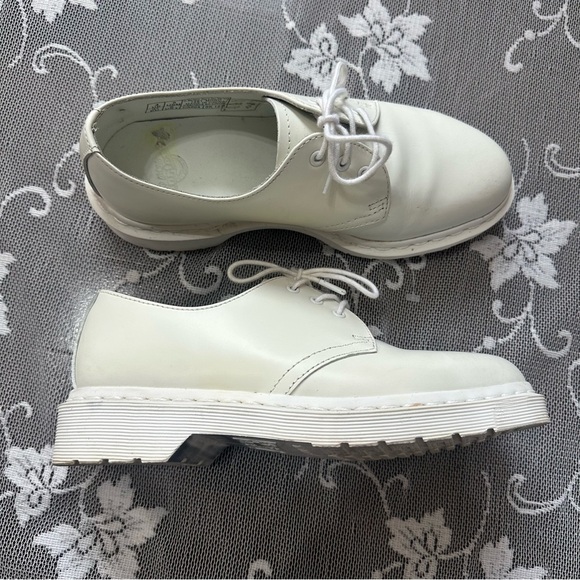 Dr. Martens 1461 Mono Smooth Leather
Oxford Shoes in White Unisex - Picture 2 of 16